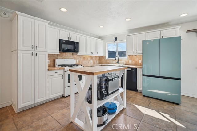 Detail Gallery Image 10 of 27 For 19545 Sherman Way, Reseda,  CA 91335 - 3 Beds | 1/1 Baths