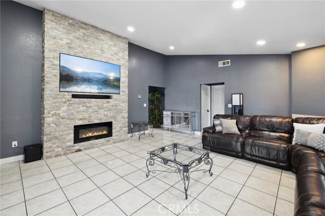 647 Muir Avenue, Pomona CA: https://media.crmls.org/medias/8a6efbbb-9a10-4c50-af61-7a3cc48acdf8.jpg