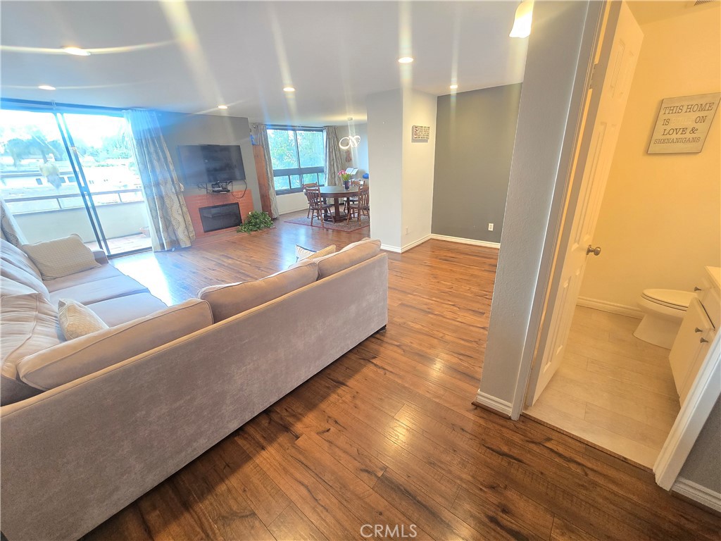 https://media.crmls.org/medias/8a6fb999-3531-436a-abd6-5294cb269ea4.jpg?preset=X-Large