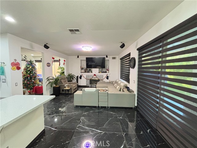 Detail Gallery Image 9 of 28 For 27700 Thalia Ln, Canyon Country,  CA 91351 - 3 Beds | 3 Baths