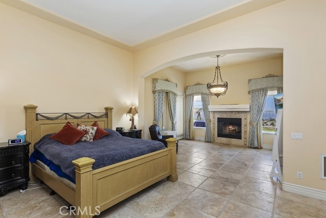 Detail Gallery Image 10 of 13 For 4073 Suzie Cir, Corona,  CA 92881 - 5 Beds | 4/2 Baths