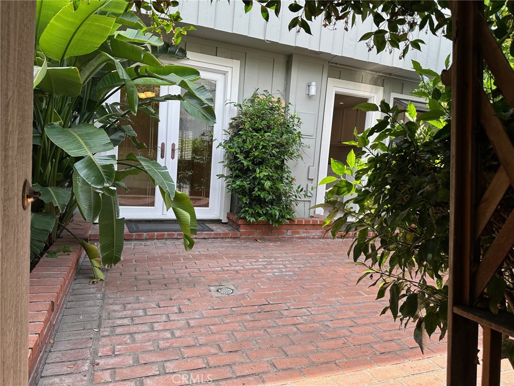 https://media.crmls.org/medias/8a72eda3-f2c8-4e6f-bea6-c832c8404bab.jpg?preset=X-Large