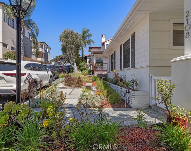 2108 Grandview Avenue, Manhattan Beach CA: https://media.crmls.org/medias/8a7651c0-1e17-43de-8100-6375823bd592.jpg
