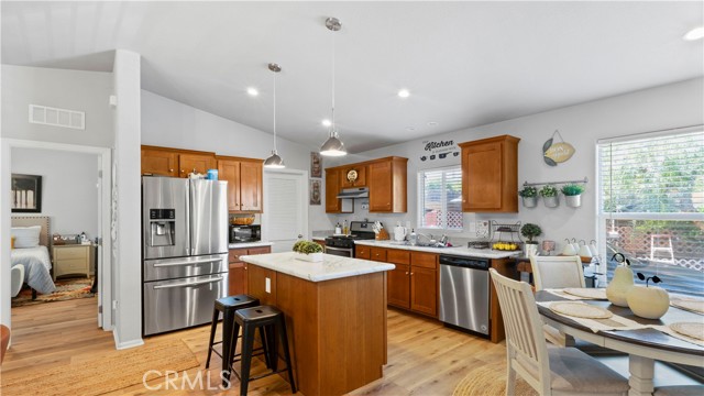 300 Ellis Street, Lake Elsinore CA: https://media.crmls.org/medias/8a78333f-3f3e-440f-a5c2-75f3a760d44c.jpg