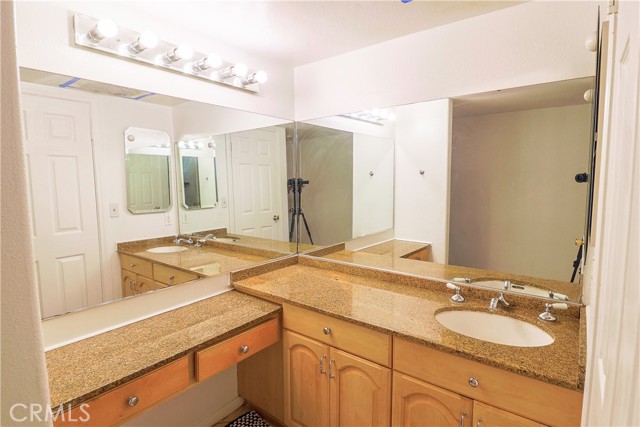 Detail Gallery Image 14 of 23 For 25426 Avenida Escalera, Valencia,  CA 91355 - 5 Beds | 3 Baths