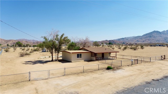 24254 Yucca Loma Road, Apple Valley CA: https://media.crmls.org/medias/8a8225e3-f6f2-41ad-9cb1-a623f234a3be.jpg