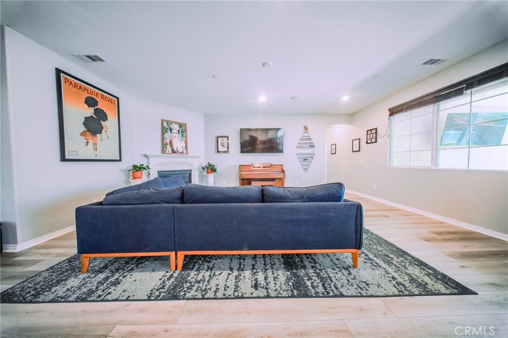 https://media.crmls.org/medias/8a859c68-b1c0-4450-90de-e88dff17ce92.jpg?preset=X-Large