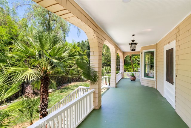 16 Campbell Avenue, Redlands CA: https://media.crmls.org/medias/8a884d59-817d-4c61-a6a8-d898c920e4c9.jpg