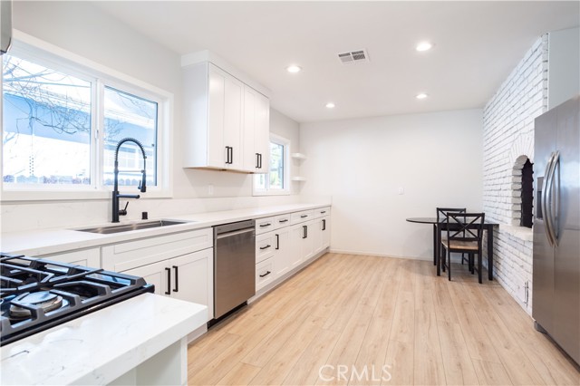 Detail Gallery Image 6 of 17 For 8534 Bothwell Rd, Northridge,  CA 91324 - 4 Beds | 2 Baths