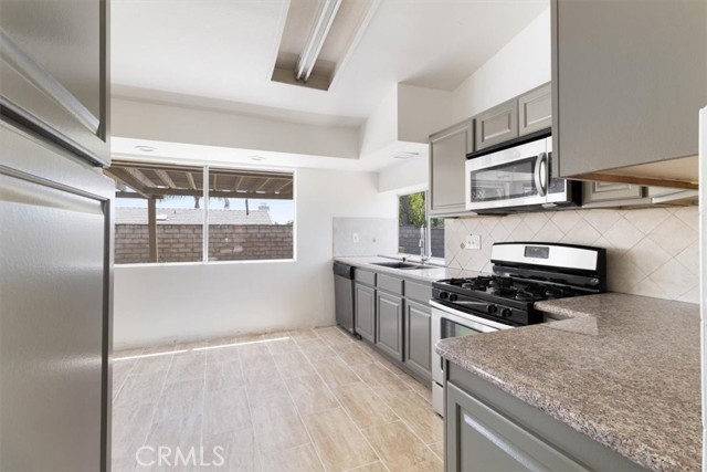 Detail Gallery Image 12 of 45 For 18233 Montgomery Ave, Fontana,  CA 92336 - 4 Beds | 2 Baths