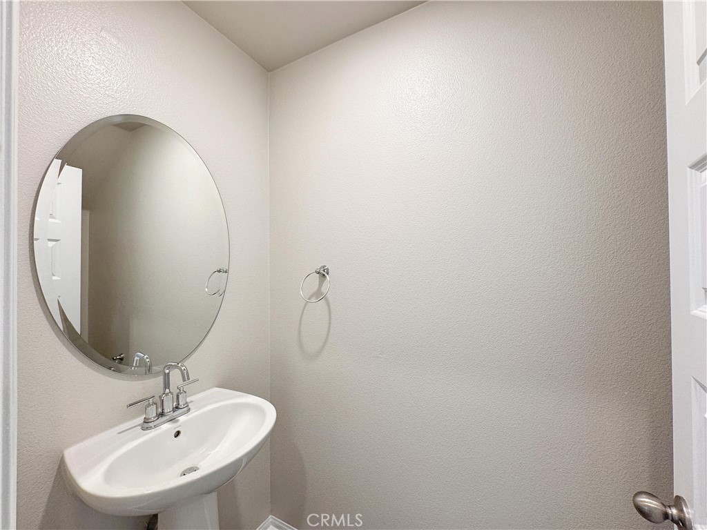https://media.crmls.org/medias/8a8ceec2-d190-4469-862a-e98e4d774741.jpg?preset=X-Large