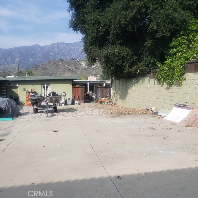 8110 Brownstone Street, Sunland CA: https://media.crmls.org/medias/8a8d3347-48e3-4f94-a513-143fe2ea35bc.jpg