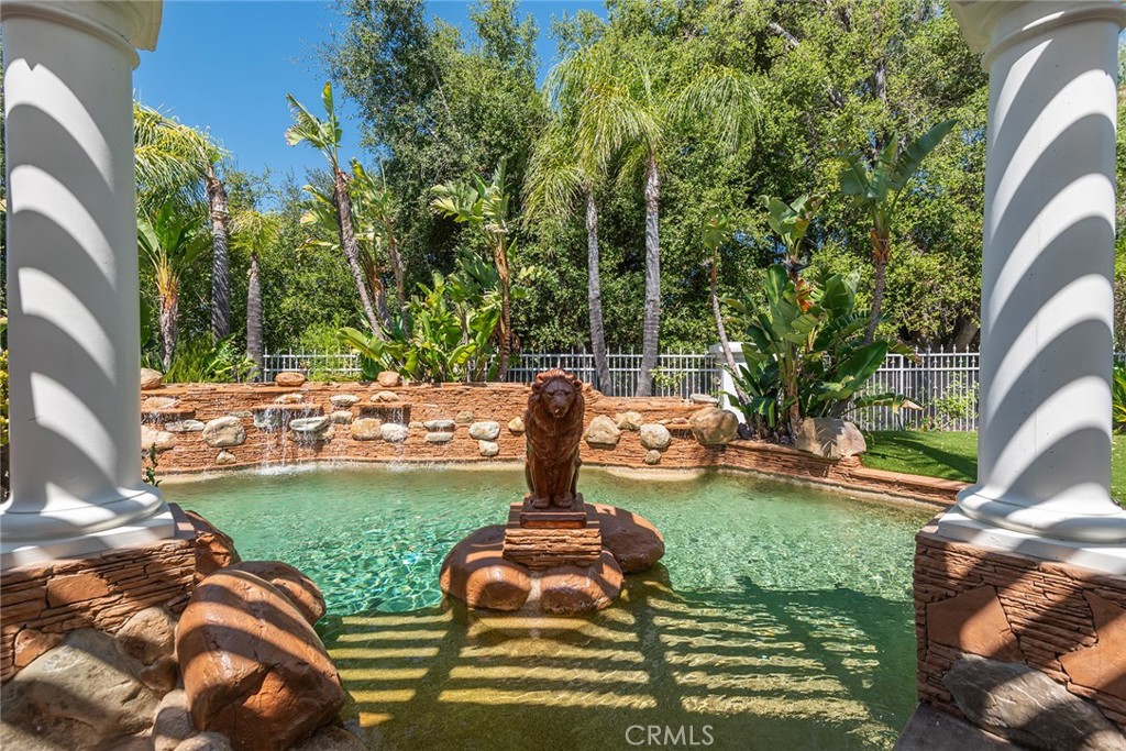 https://media.crmls.org/medias/8a8dc9f6-33af-4eef-a543-080e97943dbf.jpg?preset=X-Large