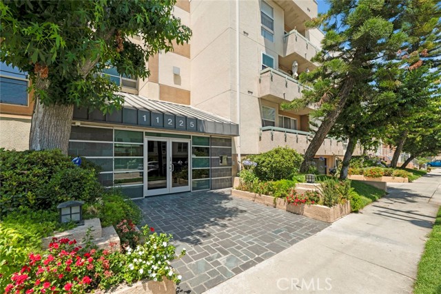 11225 Peach Grove Street, North Hollywood CA: https://media.crmls.org/medias/8a921289-0b65-43a8-91a5-80d4ac28f791.jpg