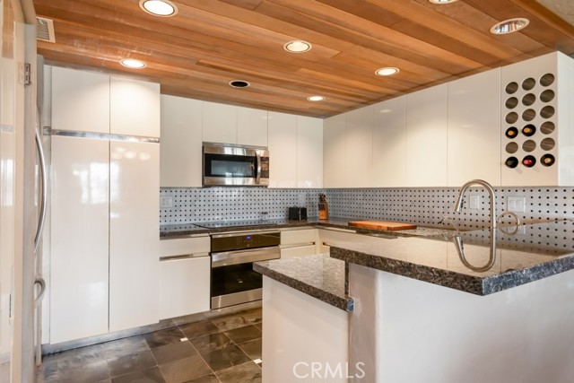 Detail Gallery Image 5 of 35 For 23428 Continental Way, Canyon Lake,  CA 92587 - 3 Beds | 2 Baths