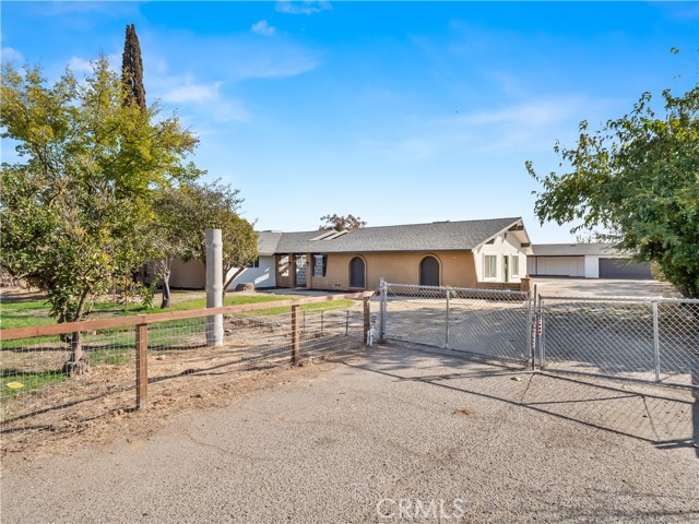 Detail Gallery Image 7 of 66 For 5527 W Olive Ave, Fresno,  CA 93722 - 4 Beds | 3/1 Baths