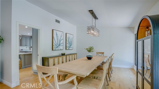 Detail Gallery Image 10 of 57 For 22914 Gershwin Dr, Woodland Hills,  CA 91364 - 5 Beds | 4/1 Baths