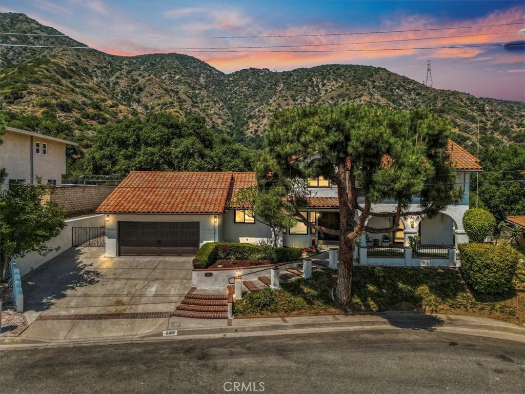 https://media.crmls.org/medias/8a96bbc6-7ffe-4f11-898e-fb399f2f746d.jpg?preset=X-Large