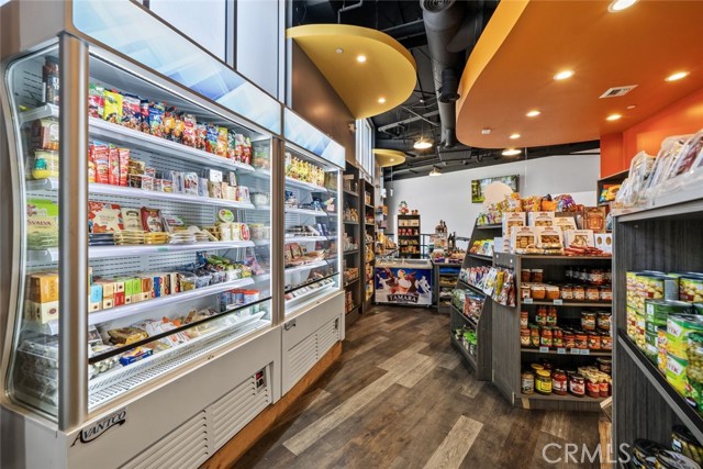 400 E Broadway, Glendale CA: https://media.crmls.org/medias/8a98f8c9-4a58-4c50-b0b7-8dc40e9e3577.jpg