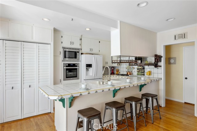 Bright, open kitchen - with enough seating space for six!