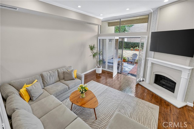 Detail Gallery Image 13 of 36 For 5240 Yarmouth, Encino,  CA 91316 - 3 Beds | 2/1 Baths