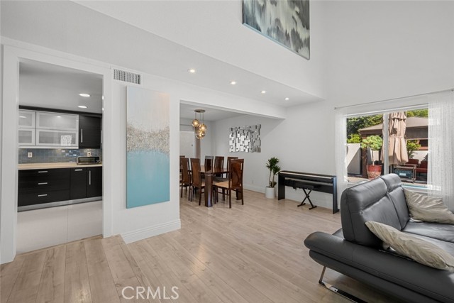 22835 Styles Street, Woodland Hills CA: https://media.crmls.org/medias/8a9ac3fa-fdd4-492a-9485-b5b641139188.jpg