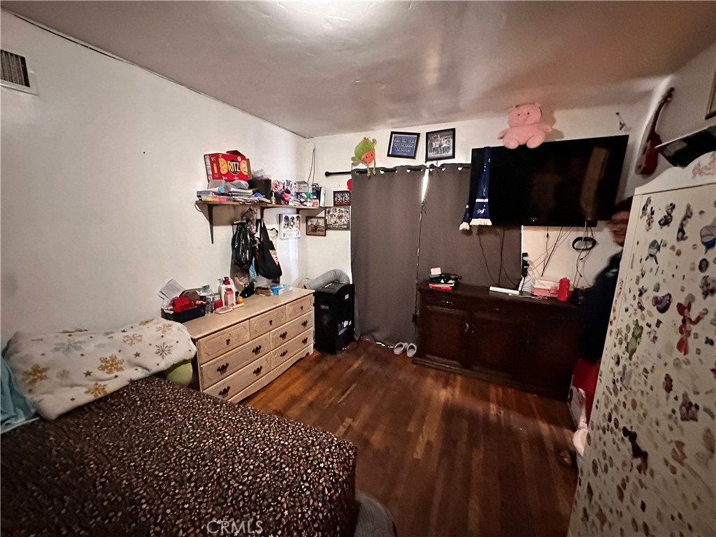 https://media.crmls.org/medias/8a9f1733-d12b-4dca-8219-4538a5cb13b9.jpg?preset=X-Large