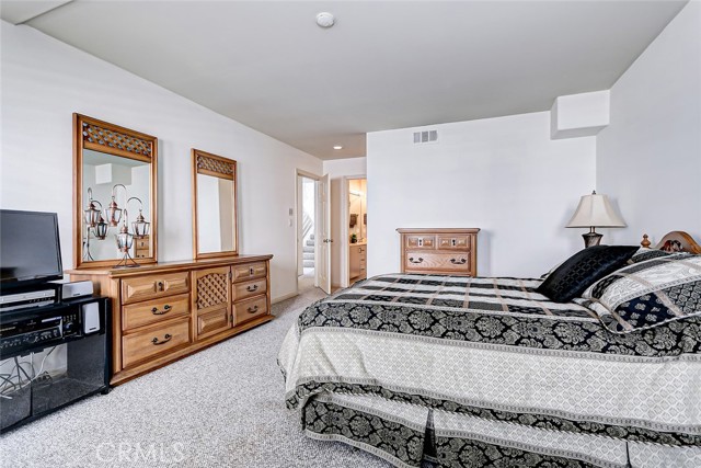 Detail Gallery Image 21 of 32 For 511 N Irena Ave #B,  Redondo Beach,  CA 90277 - 4 Beds | 3/1 Baths