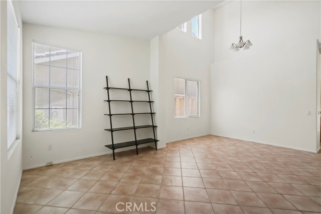 28445 Silverking Trail, Saugus CA: https://media.crmls.org/medias/8aa06304-5aa6-4bba-af81-75ca06f3c2f9.jpg