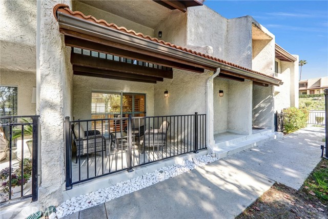 Detail Gallery Image 2 of 36 For 9502 via Salerno, Burbank,  CA 91504 - 2 Beds | 2/1 Baths