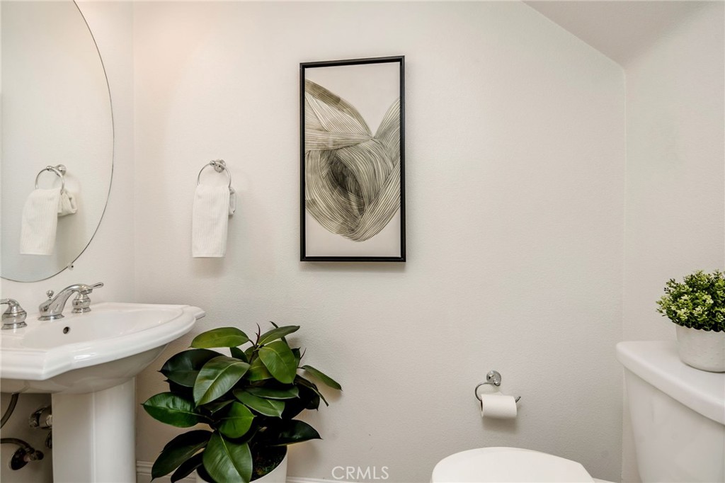 https://media.crmls.org/medias/8aa8f587-285c-4dbb-86b7-de3d88105f99.jpg?preset=X-Large