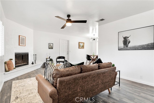 Detail Gallery Image 6 of 36 For 22331 Ramona Ave, Apple Valley,  CA 92307 - 3 Beds | 2 Baths