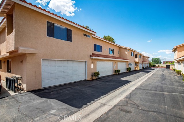 Detail Gallery Image 5 of 39 For 43473 30th St #4,  Lancaster,  CA 93536 - 3 Beds | 2/1 Baths