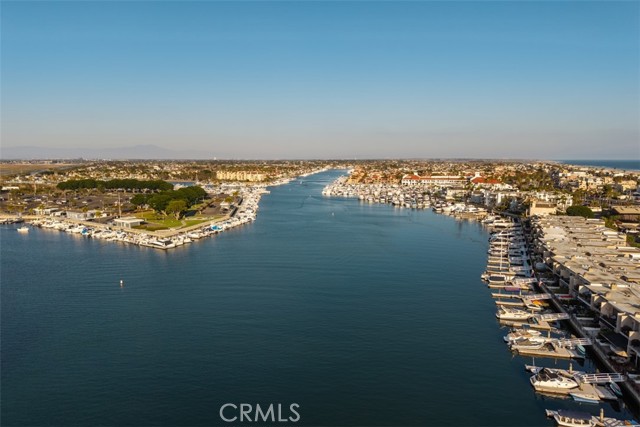 55 B Surfside Avenue, Surfside CA: https://media.crmls.org/medias/8aad3a08-0d5d-4d7e-95d7-f5634bf67ae9.jpg