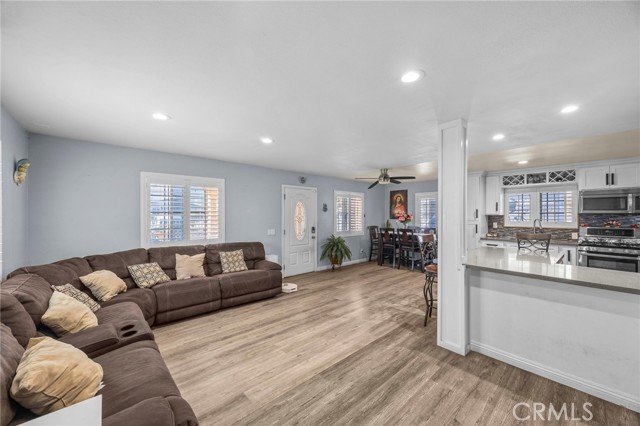 Detail Gallery Image 9 of 39 For 1709 S Townsend St, Santa Ana,  CA 92704 - 4 Beds | 2/1 Baths