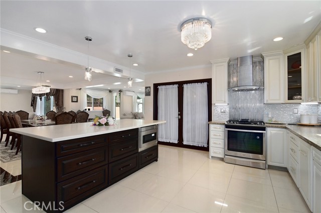 Detail Gallery Image 13 of 42 For 6508 Moorcroft Ave, Woodland Hills,  CA 91303 - 5 Beds | 3/1 Baths