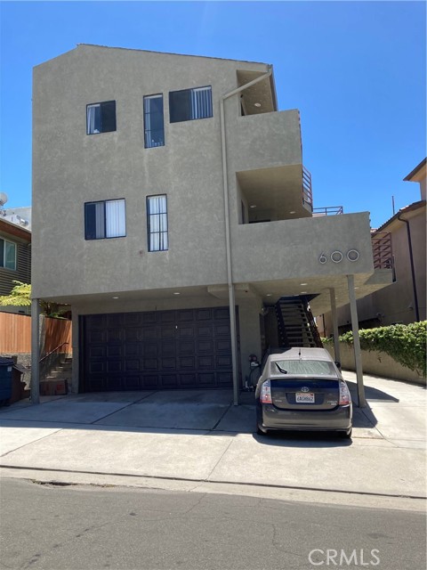 600 1st Street Hermosa Beach, California Townhouse style 4-unit property. All 4 units are 2bed+2bath with almost 1,000s.f. and 2 -car garages. Ocean & Palos Verdes views from selected units. Unit 4 rear unit was remodeled with new counter tops & appliances. This is the A+ location asset.