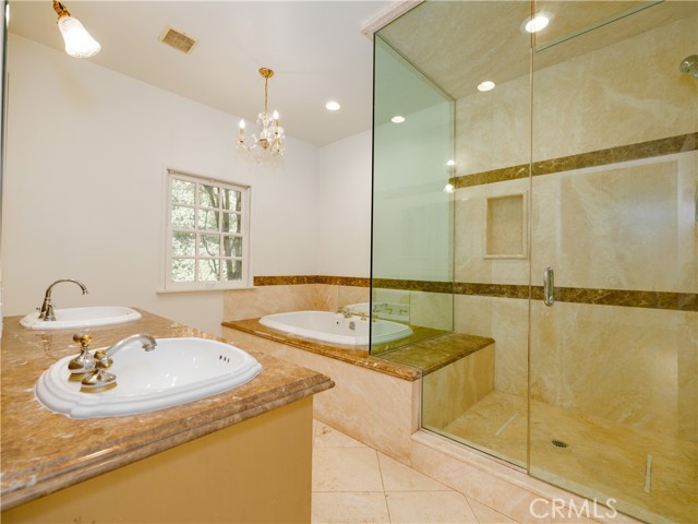 Detail Gallery Image 30 of 65 For 4539 Hayvenhurst, Encino,  CA 91436 - 3 Beds | 3 Baths