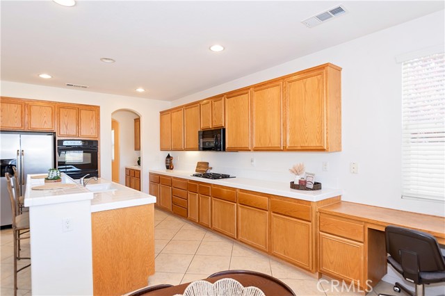 Detail Gallery Image 10 of 57 For 3607 Mountain Shadows Ct, Palmdale,  CA 93551 - 3 Beds | 3 Baths