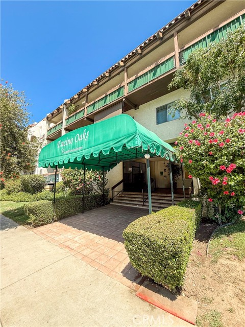 Detail Gallery Image 2 of 23 For 5460 White Oak #C338,  Encino,  CA 91316 - 1 Beds | 1/1 Baths