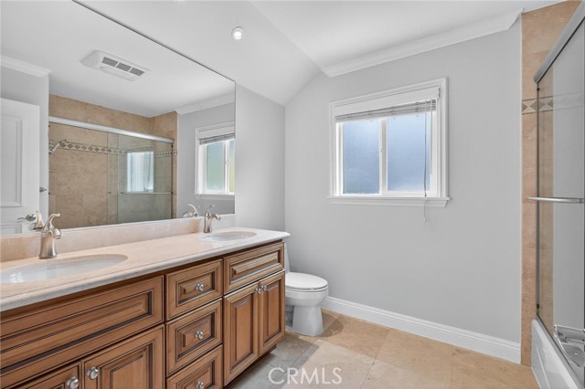Upstairs Full bathroom