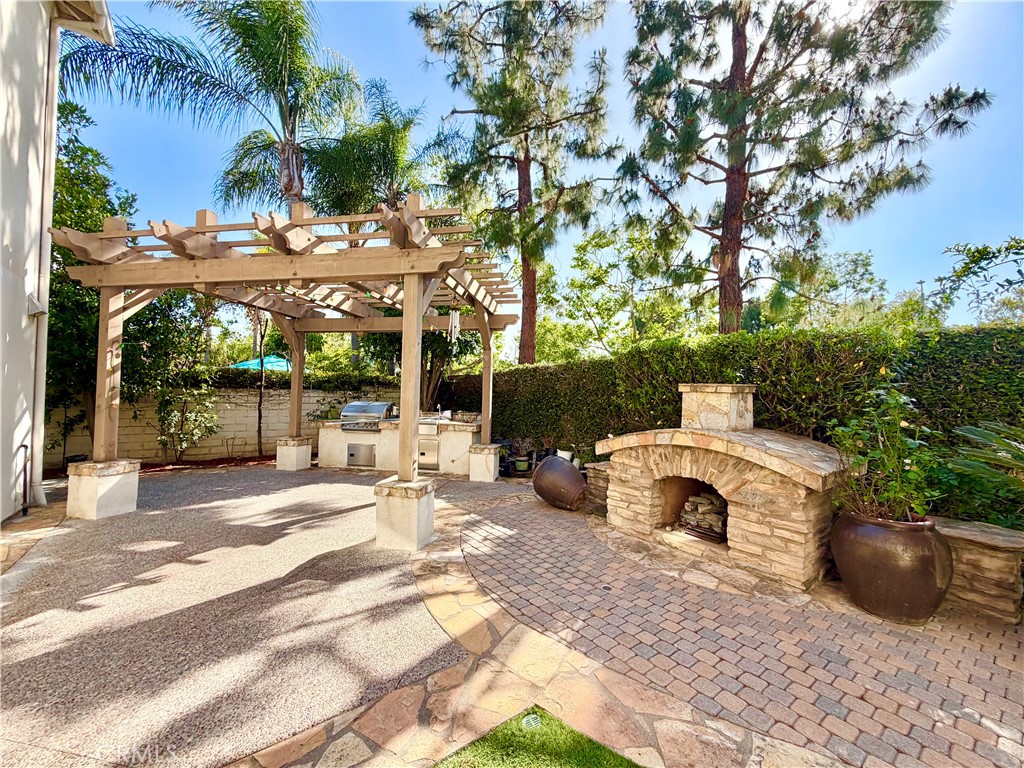 https://media.crmls.org/medias/8abc8d54-6b95-4892-a510-229b44468d5a.jpg?preset=X-Large