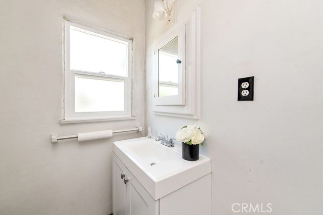 329 N Bushnell Avenue, Alhambra CA: https://media.crmls.org/medias/8abd0481-3c6e-4e9e-9d46-2b7e2f583a53.jpg