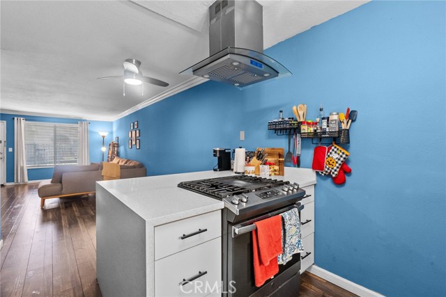Detail Gallery Image 8 of 21 For 7045 Woodley Ave #110,  Van Nuys,  CA 91406 - 2 Beds | 2 Baths