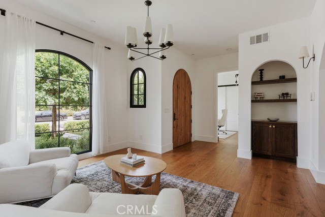 5142 Brynhurst Avenue, Los Angeles CA: https://media.crmls.org/medias/8abd6ce4-4ded-4818-aeab-13d0e319a2a4.jpg