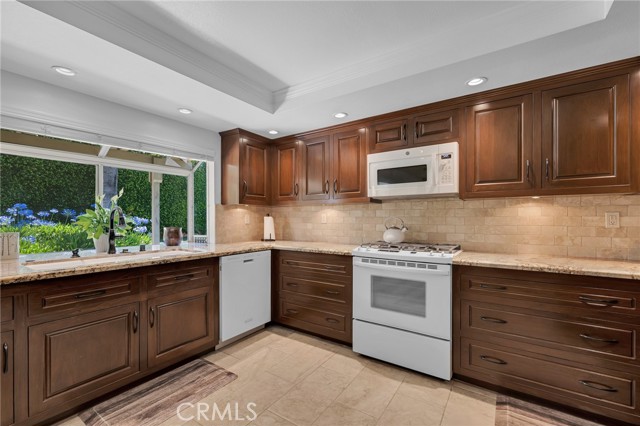 17262 Chase Street, Northridge CA: https://media.crmls.org/medias/8ac0218d-f98c-41d0-893d-8fe191330d17.jpg