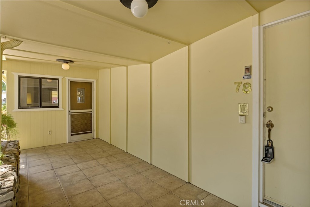 https://media.crmls.org/medias/8ac0cc37-ab3d-4810-8924-37661ed10cd7.jpg?preset=X-Large