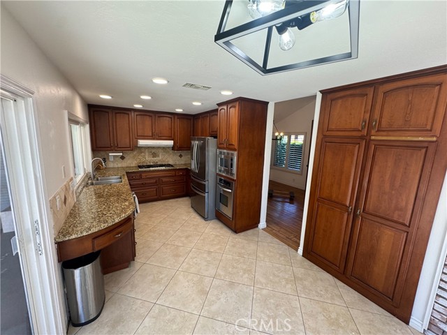 21041 Shaw Lane, Huntington Beach CA: https://media.crmls.org/medias/8ac3b6da-fbe0-4ca7-88df-6261b0f779cd.jpg