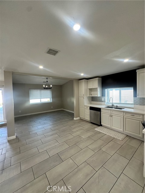 Detail Gallery Image 7 of 22 For 12790 Desert Creek Cir, Victorville,  CA 92395 - 3 Beds | 2 Baths
