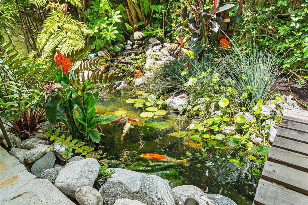 https://media.crmls.org/medias/8ac56e94-d640-49d4-b71d-9961302f3d7a.jpg?preset=X-Large